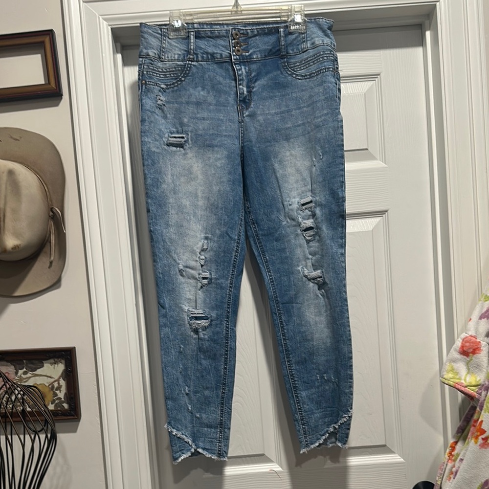 No Boundaries Blue Ankle Cropped Jeans with Distressed Details